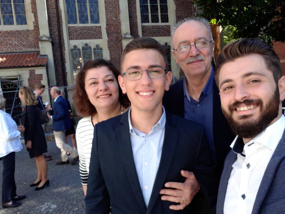 Герой рассказа Алаа Мурад (справа) с семьей