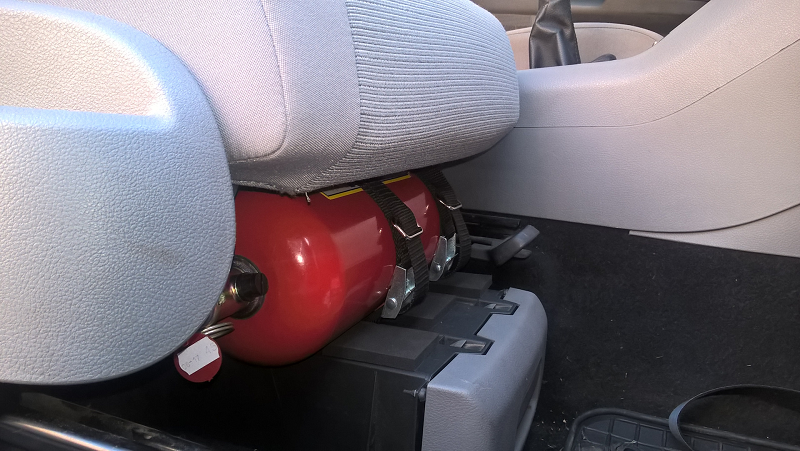 Огнетушитель в салоне автомобиля