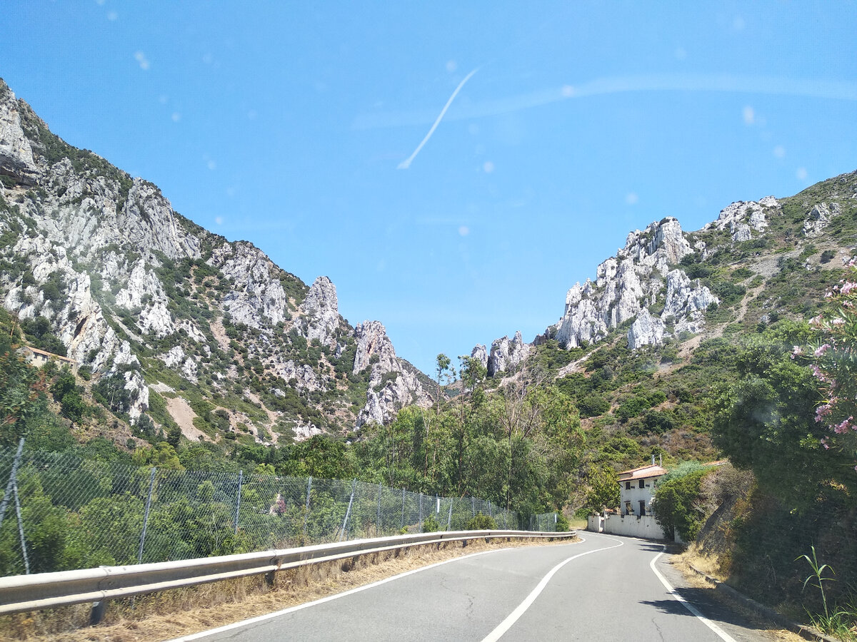 Типичная дорога на Сардинии