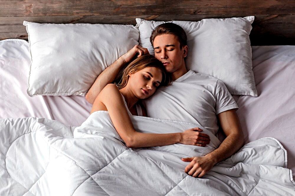 В одной постели с спящим мужем. Парочка в кровати. Лежат в постели. Пара лежит на кровати. Любовь в кровати.