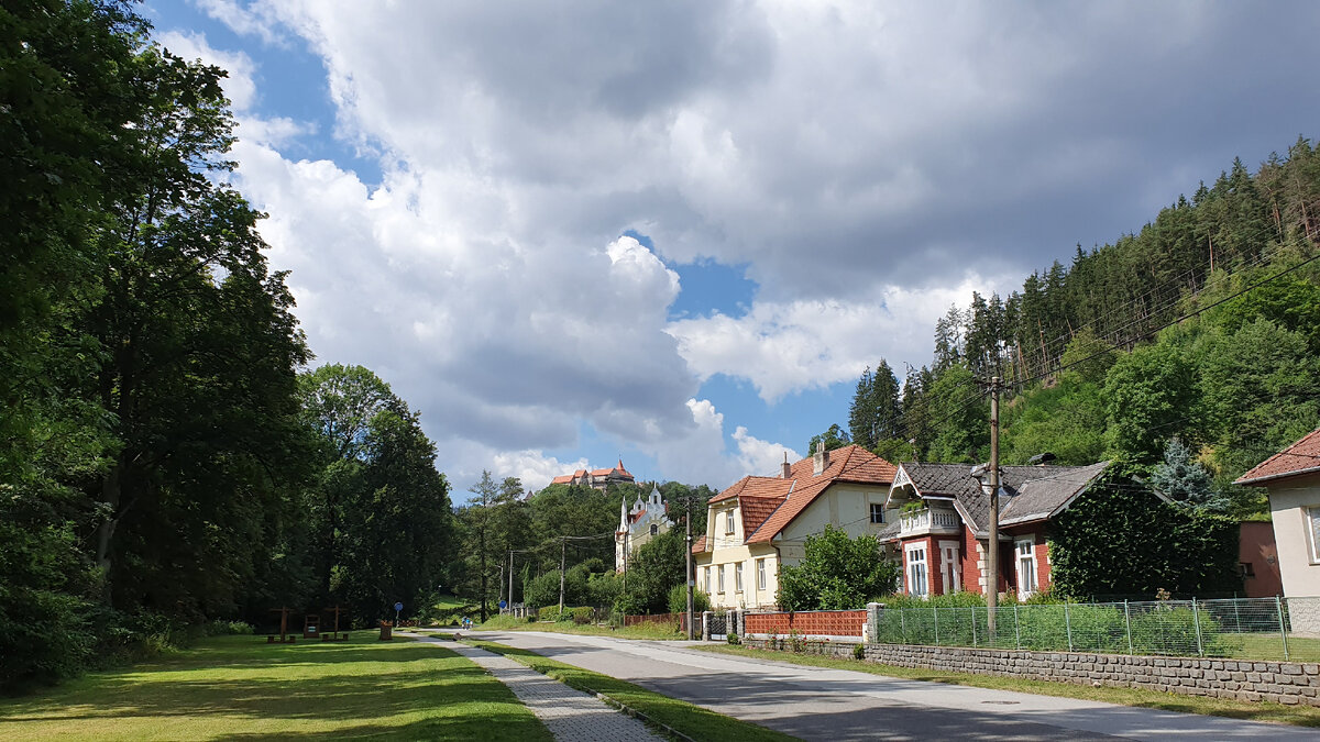 Вид на замок с первой парковки