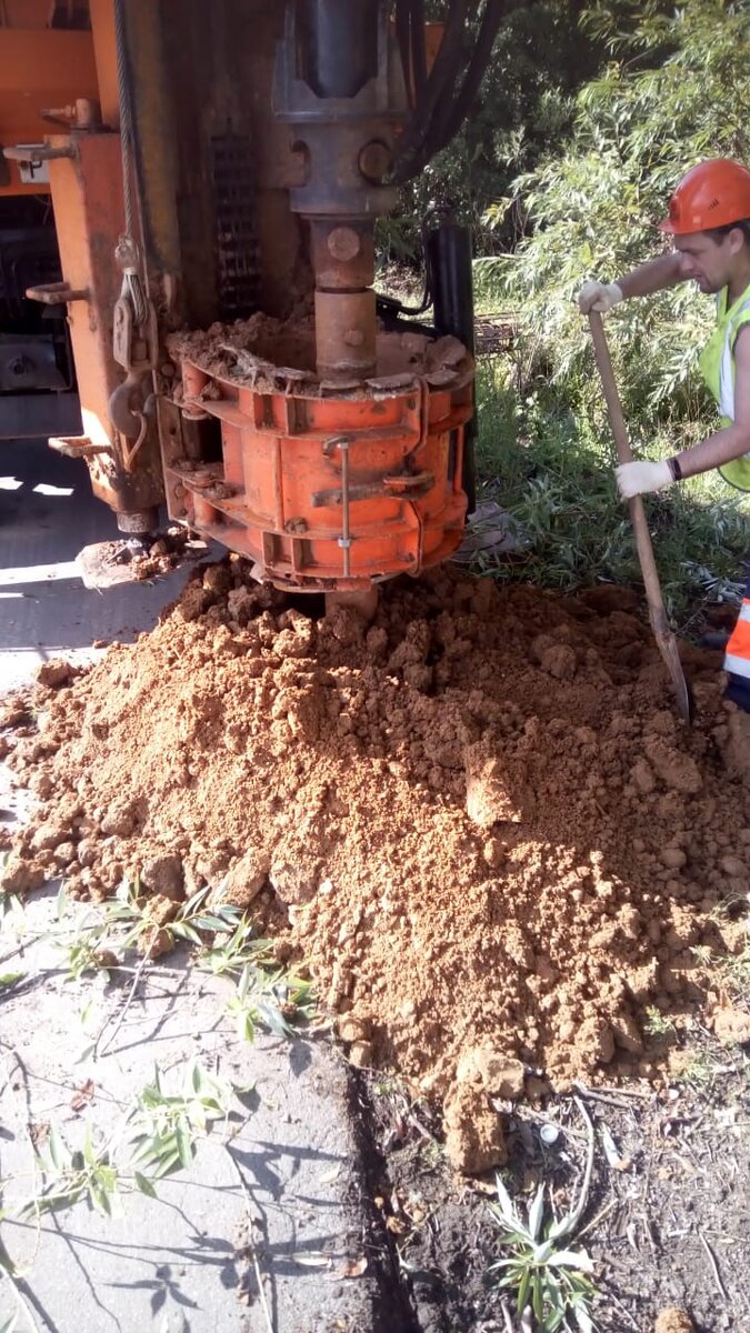 Бурение скважин под сваю.