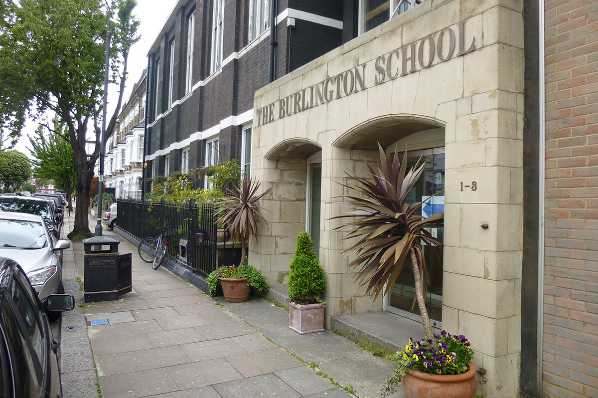 Главный вход в школу.