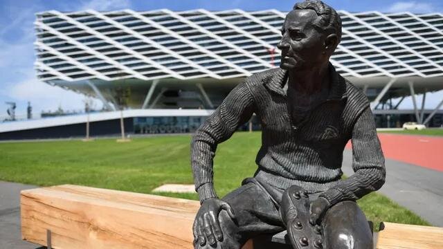 Статуя Адольфа Дасслера