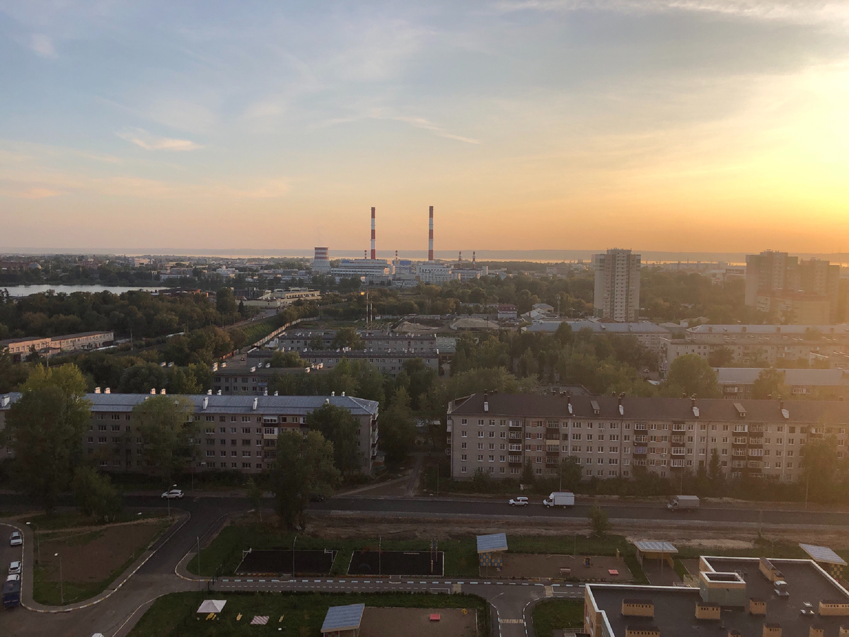 Вид из окна балкона на Волгу. 