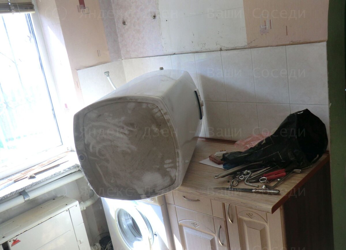 Бак в процессе демонтажа