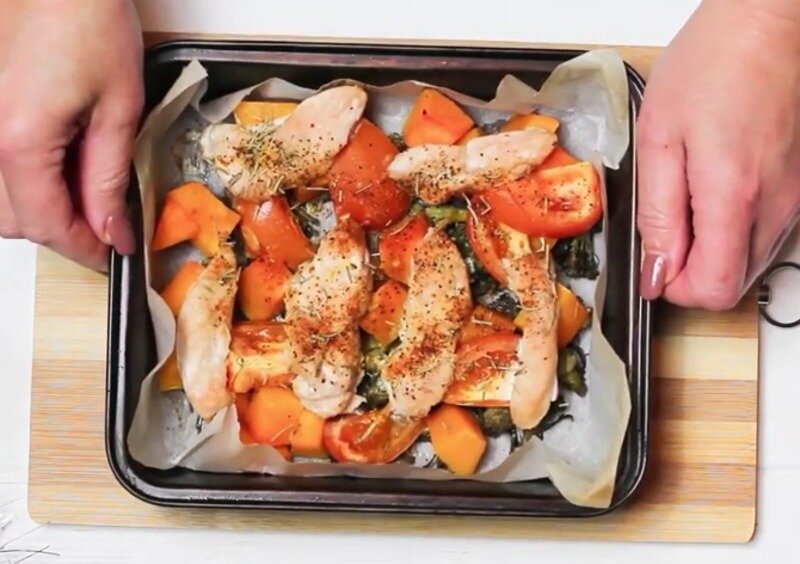 Запеченная в духовке курица/индейка с брокколи, тыквой, помидорами (+ соль, розмарин, специи)