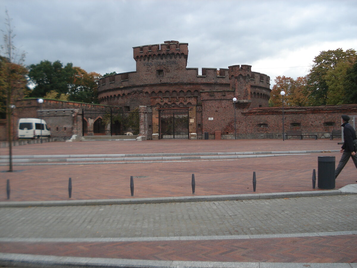 Ремонт прилегающей к Башне Врангеля территории закончен. Исторический объект передан Музею янтаря под бесчисленные янтарные экспонаты.