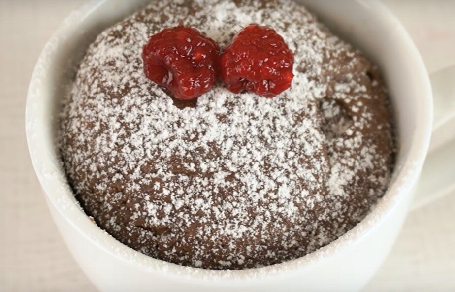 Привет, сладкоежки. Сегодня  мы приготовим шоколадный брауни в чашках.
На приготовление уйдет 5 минут!