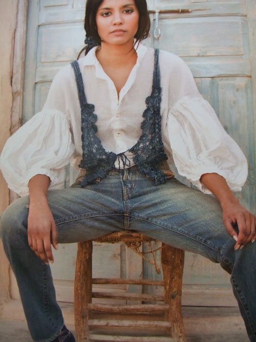 
 Интересный кружевной жилет и лук в целом
 