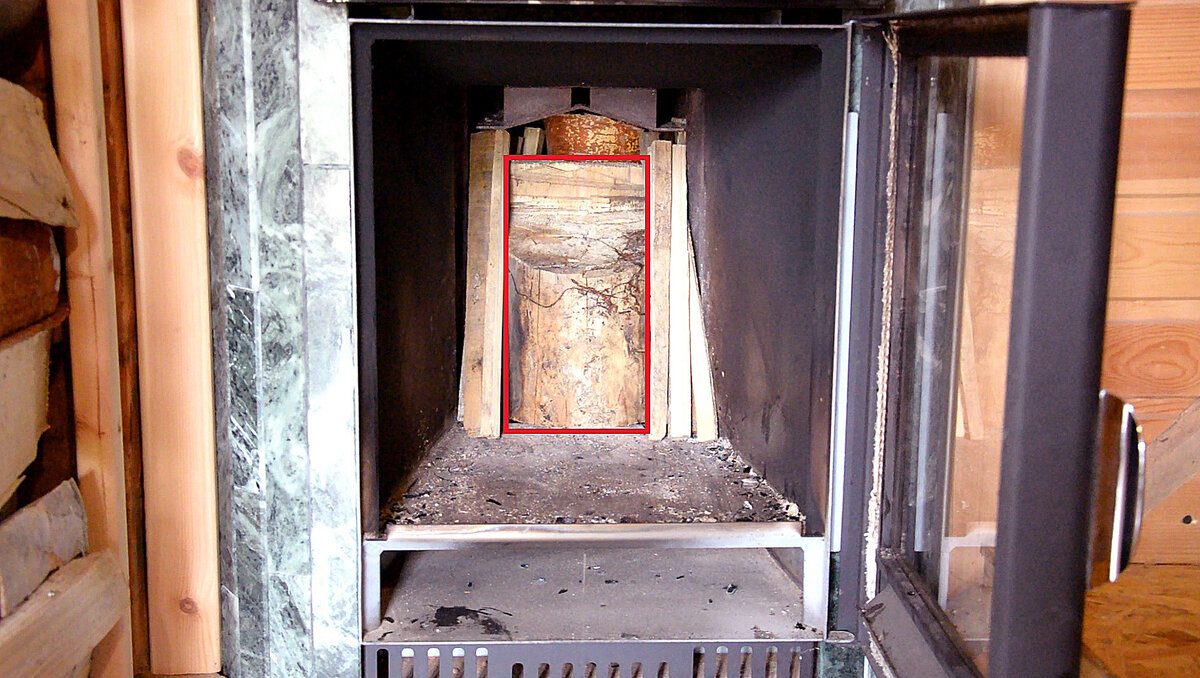 Чурка, обведённая красным, расположена в печи стоя. За ней ещё одна такая же.