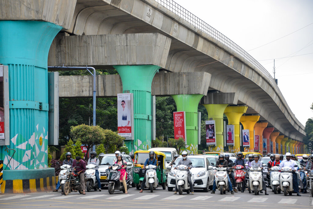  
По большому счету, Бангалор мало интересен туристам. Помню, как удивился сосед индус на борту Аэрофлота с которым мы разговорились, моему решению посетить Бангалор. Сейчас спустя некоторое время я пожалуй с ним соглашусь. И вот почему. Город безусловно современный, по-индийски инновационный, чистый, по своему красивый и все такое прочее. Но разве за этими критериями мы стремимся в Индию?
