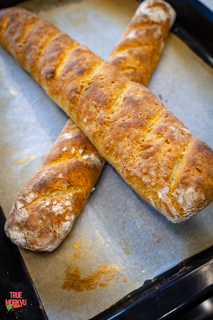 Багет испечь в духовке. Багет французский домашний. Багет вкусный. Багет батон. Багет в духовке.