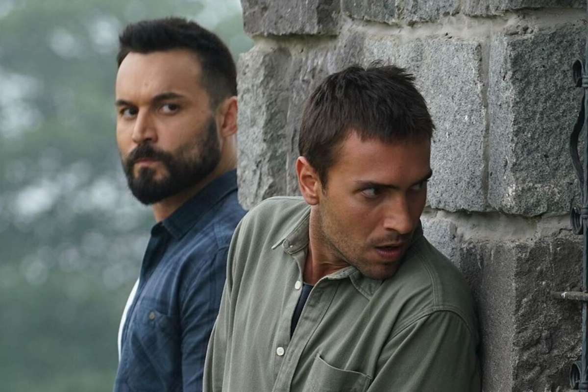 На фото Али Эрсан Дуру и Улаш Туна Астепе в сериале "Ты расскажи, Карадениз"