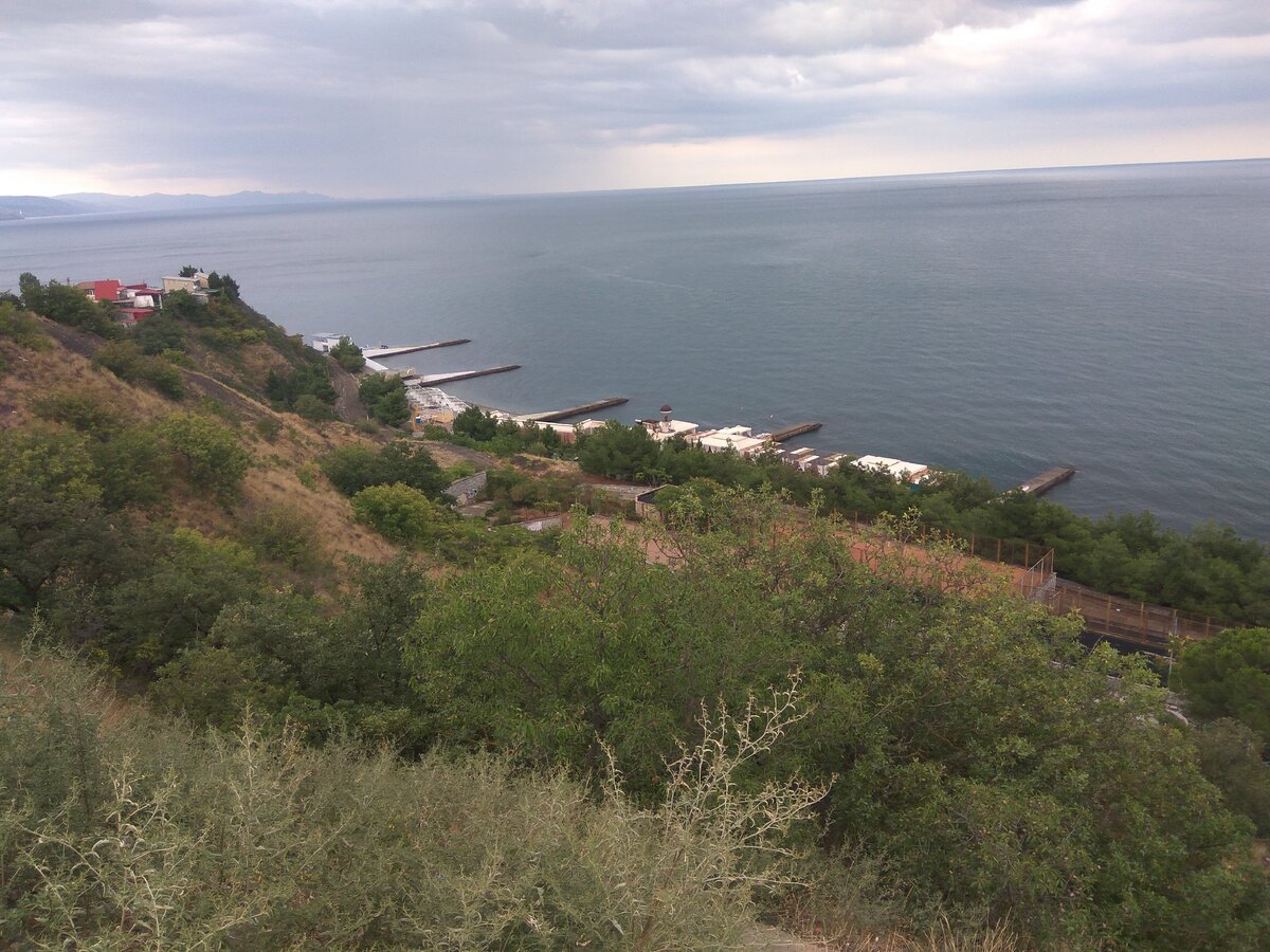Галечные пляжи пансионатов Алушты. Мы ходили загорать на них