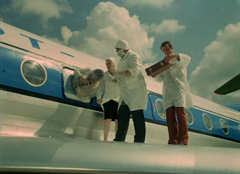 После посадки мафиози замерз... кадр из фильма