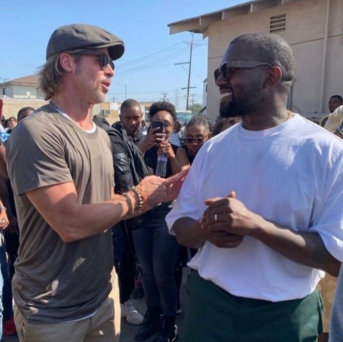 Брэд Питт и Канье Уэст на воскресной службе.