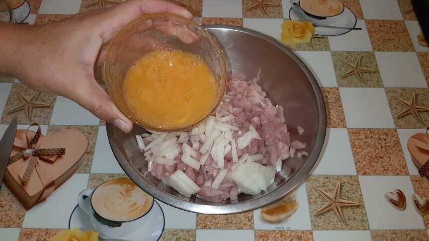Давно отказалась от обычных куриных котлет. Делюсь рецептом самых вкусных котлет