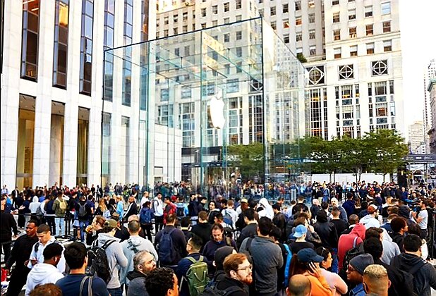 Знаменитый стеклянный куб с логотипом Apple в центре Нью-Йорка претерпел изменения в дизайне интерьера и был вновь открыт компанией, чтобы ознаменовать начало продаж новых iPhone. Магазин представляет собой витрину всего ассортимента продукции компании.