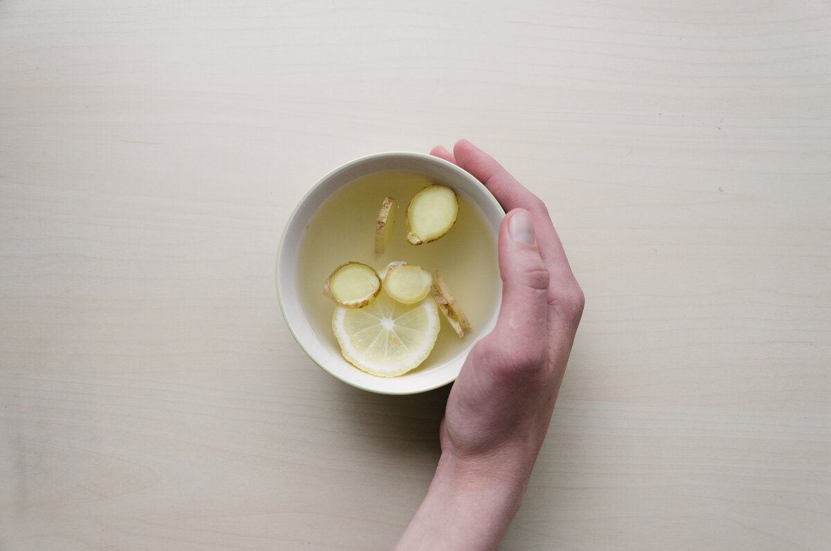 Повышаем иммунитет напитками: имбирь, лимон, мед и брусника