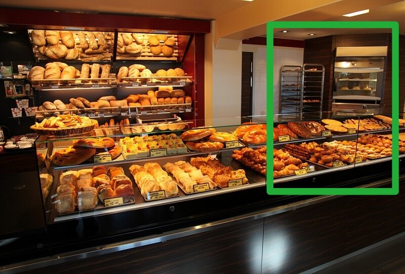 В правом углу печь на расстойке и шпилька слева от печи 