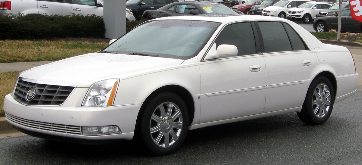 Cadillac DTS спереди