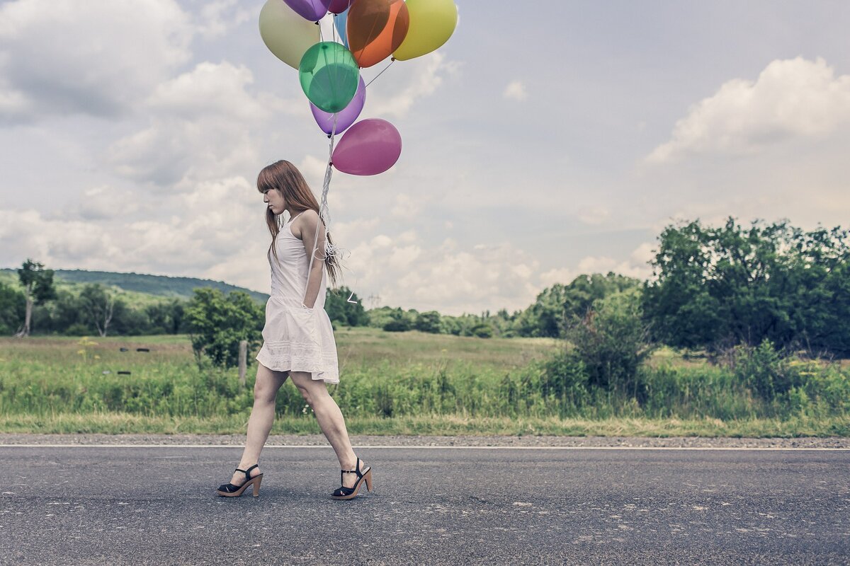 https://pixabay.com/photos/balloons-party-girl-happy-walking-388973/