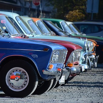 https://cdn.pixabay.com/photo/2018/10/20/17/47/moskvich-3761319__340.jpg