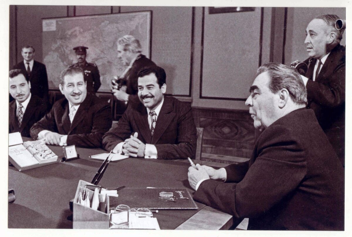 Договор в советское время. Саддам Хусейн и Брежнев. Саддам Хусейн в СССР. Саддам Хусейн в Москве 1977.