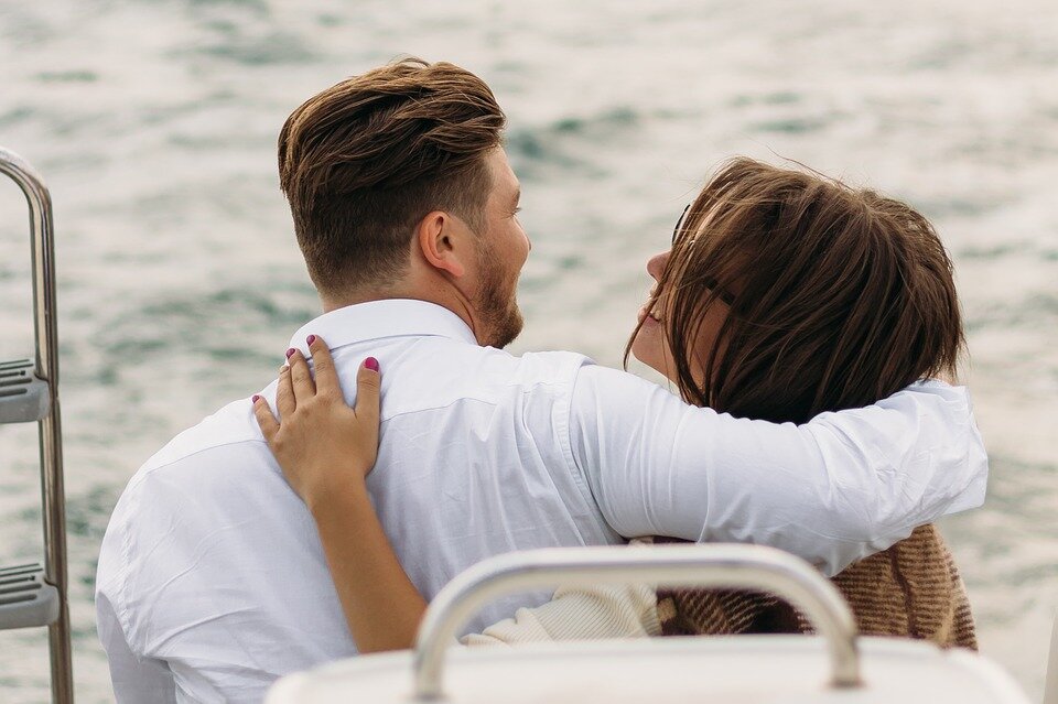 https://pixabay.com/photos/on-a-yacht-sweethearts-kiss-lovers-2920946/