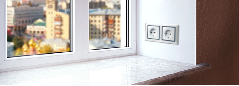Широкий подоконник с розетками.