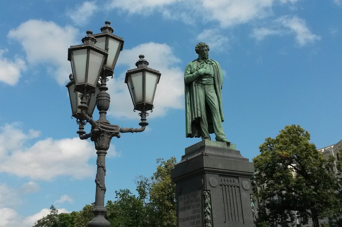 https://pixabay.com/photos/moscow-pushkin-sky-travel-statue-3330126/
