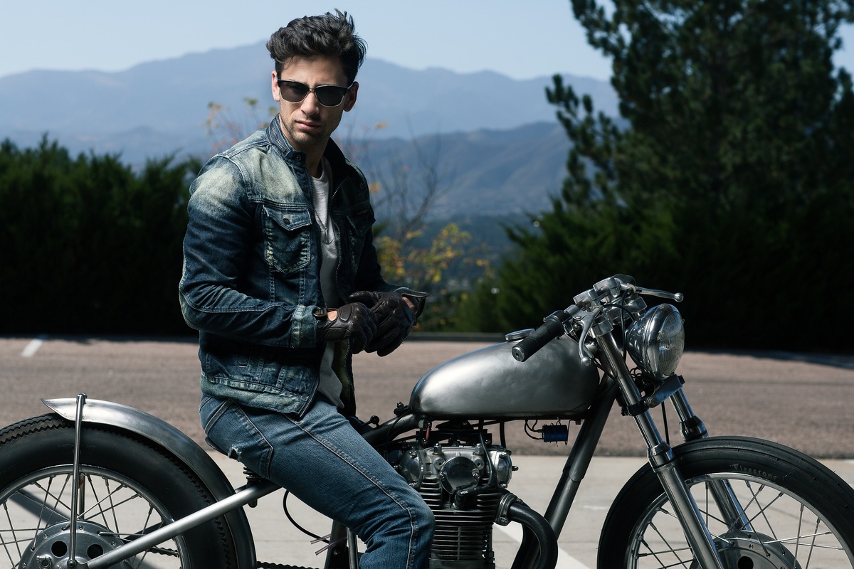 https://pixabay.com/photos/action-adult-adventure-bike-biker-2178691/