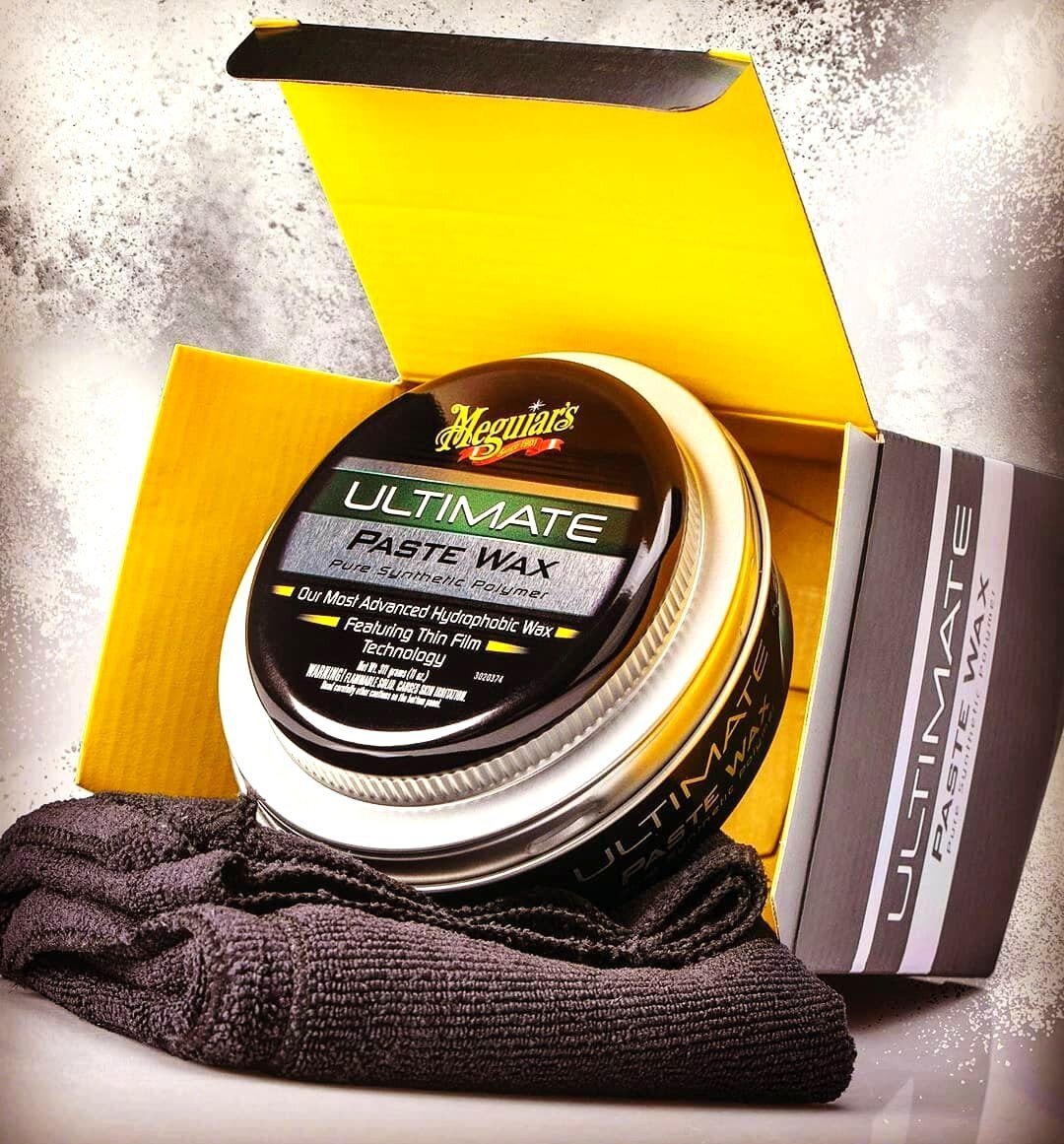 В комплекте был аппликатор для нанесения воска и полотенце для его растирания.