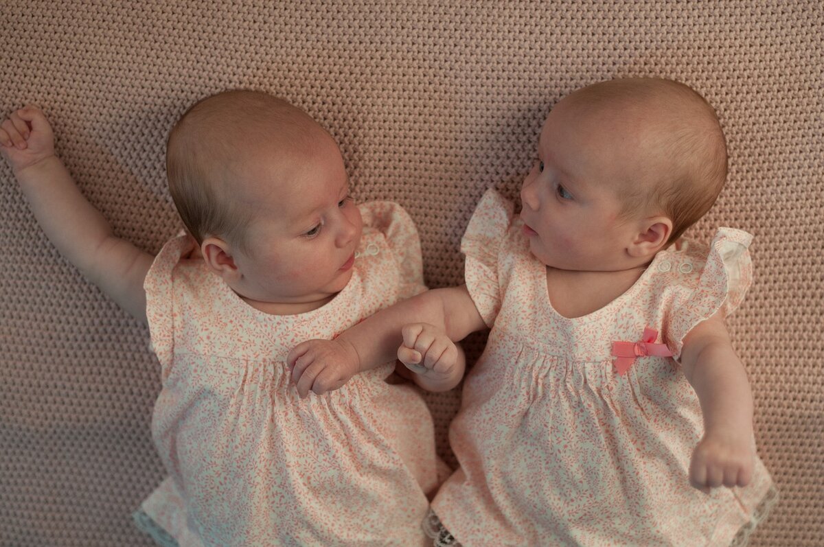 https://pixabay.com/photos/twins-child-family-for-children-821215/