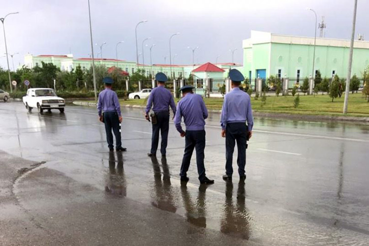 Полицейские в Ашхабаде. Фото с сайта Azathabar.com