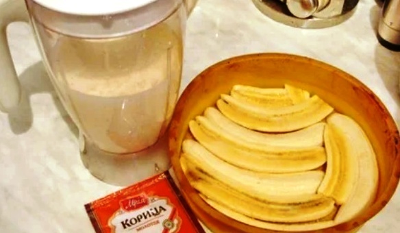 (взбиваем творог и питьевой йогурт без добавок,  добавляем немного корицы или ванильный сахар по вашему вкусу) 