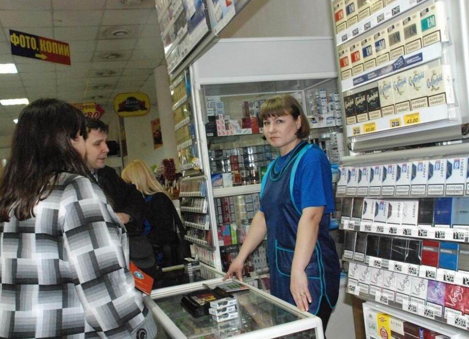 ларек открытый. работа продавцом в табачный киоск. продавец табачных изделий. продавщица в табачке. продавец консультант в табачный магазин.