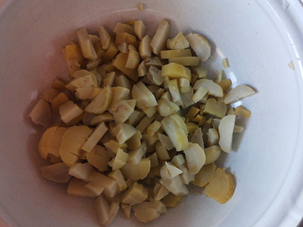 Нарезаем небольшим кубиком отварной картофель.