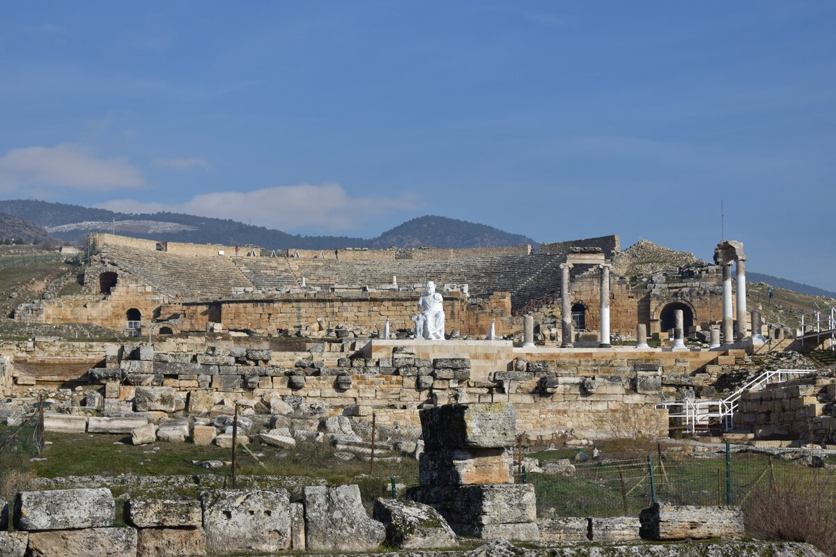 Античный театр города Иераполис на Памуккале
