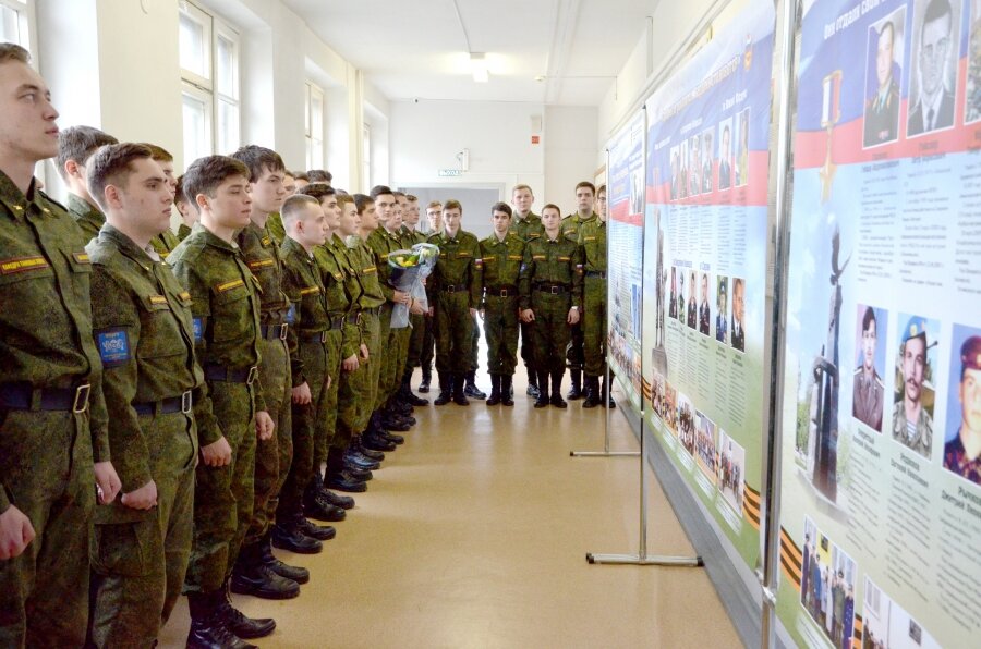 Студенты ЮУрГУ - слушатели Военного учебного центра - на выставке, посвящённой тем Героям России, чья жизнь связана с Челябинской областью.