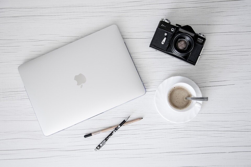 https://cdn.pixabay.com/photo/2019/01/15/15/39/apple-3934287_960_720.jpg