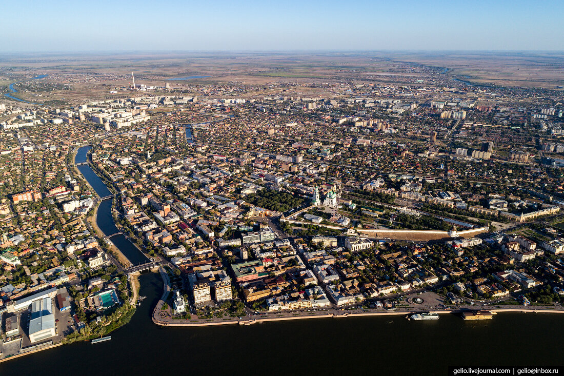 Главная улица страны волга. Астрахань с высоты Дельта. Астрахань Каспийские ворота. Астрахань центр. Астрахань центр города с высоты.