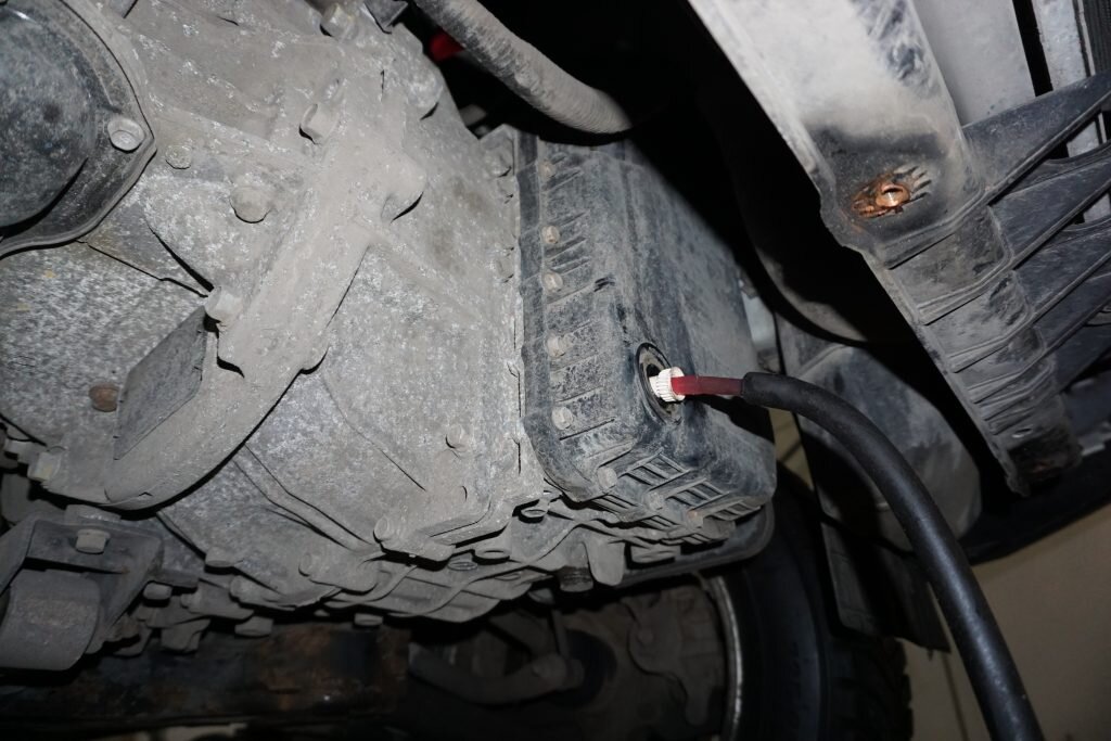 масло закачивается внутрь