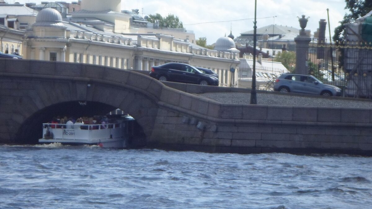 Мы плывём следом за этим теплоходиком