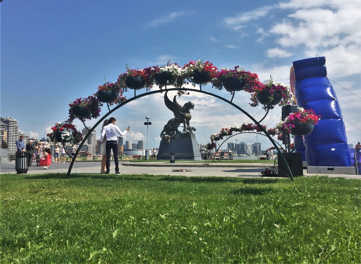 Жители и гости Казани с удовольствием фотографируют скульптуры и делают селфи на их фоне