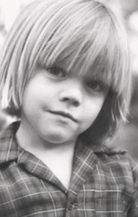 Актер Голливуда,известен по фильмам:("Розанна"1988г,"Новые приключения Лесси"1989-1991г,"Санта Барбара"1990г,"Изгои"1990,"Родители"1990,"Растущая боль"1991,"Титаник"1997,"Человек в железной маске"1998,"Пляж"2001,"Банды Нью Йорка"2002,"Остров проклятых"2010,"Великий Гэтсби"2013,"Выживший"2013,"Однаждый в Голливуде"2019.