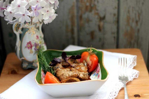 Блюдо дня на фото. Вазочка винтаж (Чехия), салатник - Дулевксий фарфор, объектив - 50 мм, 1,8, салфетка H&M Home. Вилка - мельхиор СССР антик.
