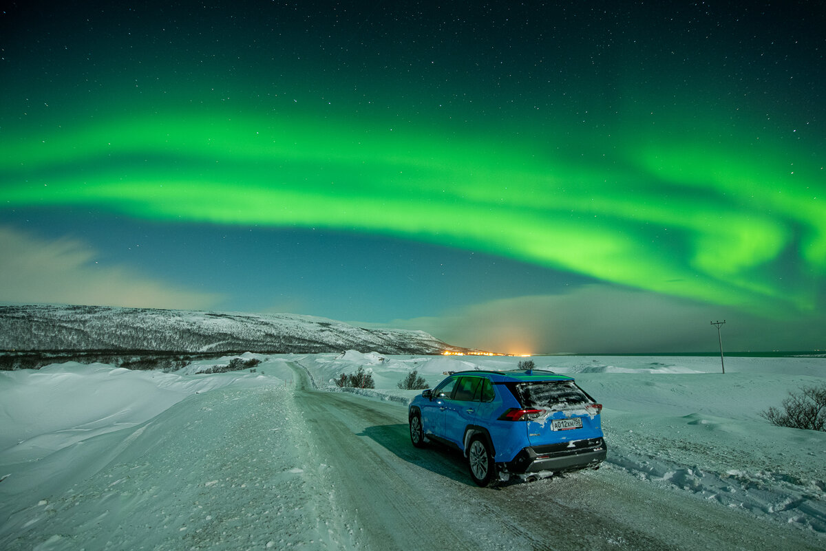 Покорять север Норвегии мы отправились на ярко голубом Toyota RAV4