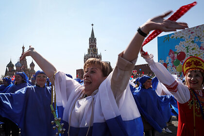 Объявление выходной недели в России не скажется на праздничном графике. Судьбу майских праздников раскрыл первый заместитель главы социального комитета Совета Федерации Валерий Рязанский в беседе с РИА Новости. 
Он напомнил, что предложенная президентом Владимиром Путиным выходная неделя вызвана внештатной ситуацией. «Ни майские, ни новогодние праздники сокращаться не будут, президент об этом не говорил», — подчеркнул Рязанский.